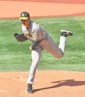 　力投する先発投手の大竹（撮影・中田匡峻）