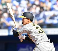 　３回、左前打を放つ小幡（撮影・中田匡峻）