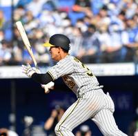 　６回、右前に先制適時打を放つ小幡（撮影・中田匡峻）