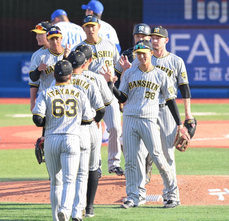 　小幡（右手前）の先制適時打などでＤｅＮＡ相手に連勝した阪神ナイン（撮影・伊藤笙子）