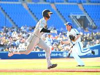 　６回、適時打を放ち一塁に向かう小幡。右は中川（撮影・堀内翔）