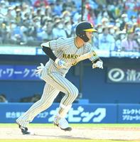 　８回、右前打を放つ小幡