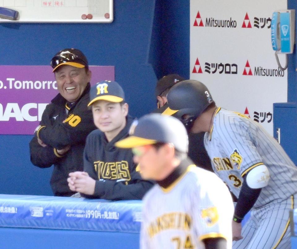 　７回、２本目の安打を放って交代した大山（右）に笑顔を向ける岡田監督（撮影・伊藤笙子）