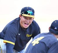 　熊谷（４）と話が盛り上がる森下（撮影・中田匡峻）