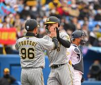 　３回、ソロを放ち迎えられる佐藤輝（撮影・堀内翔）