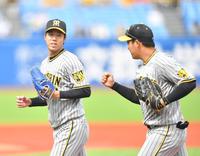 　１回を投げ終え、大山（右）に声をかけられる青柳（撮影・中田匡峻）