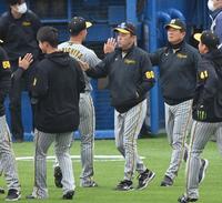 　ヤクルトに勝利し、ナインを迎える岡田監督（中央）＝撮影・西岡正