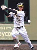 　３回、中前打を放つ高寺（撮影・北村雅宏）