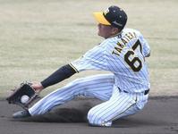 　９回、高寺は二俣の放ったゴロを捕球するも内野安打となる（撮影・北村雅宏）