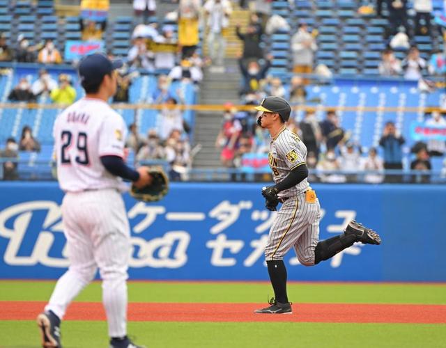 阪神応援団が粋な計らい　侍Ｊの湯浅＆中野へ　神宮の虎党が応援歌の大合唱でエール