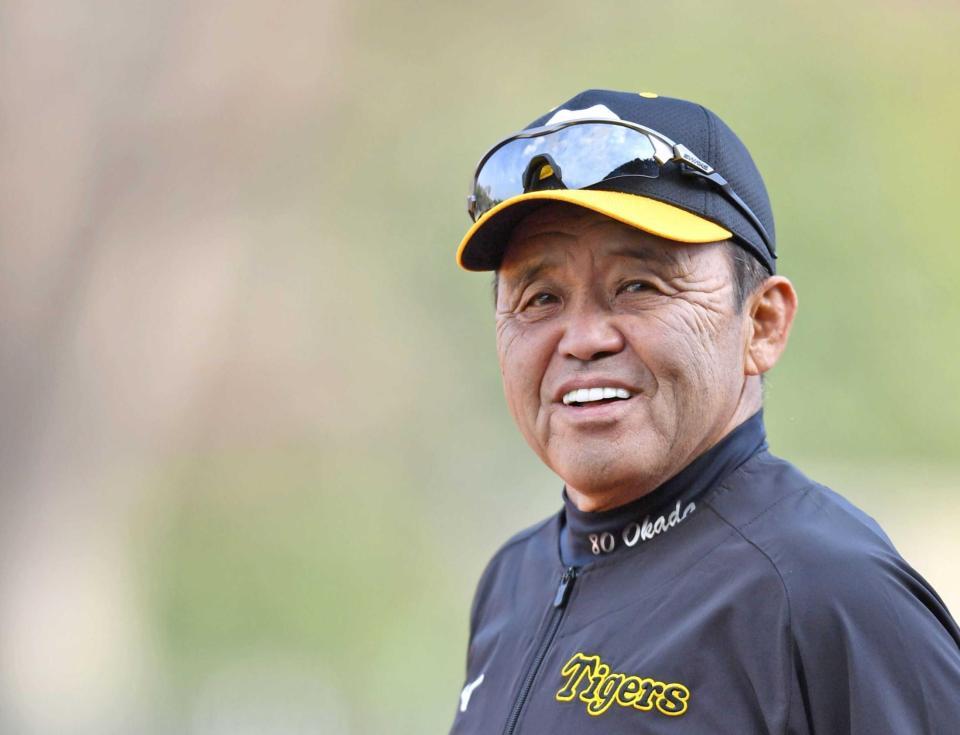 　笑顔で練習を見守る岡田監督（撮影・中田匡峻）