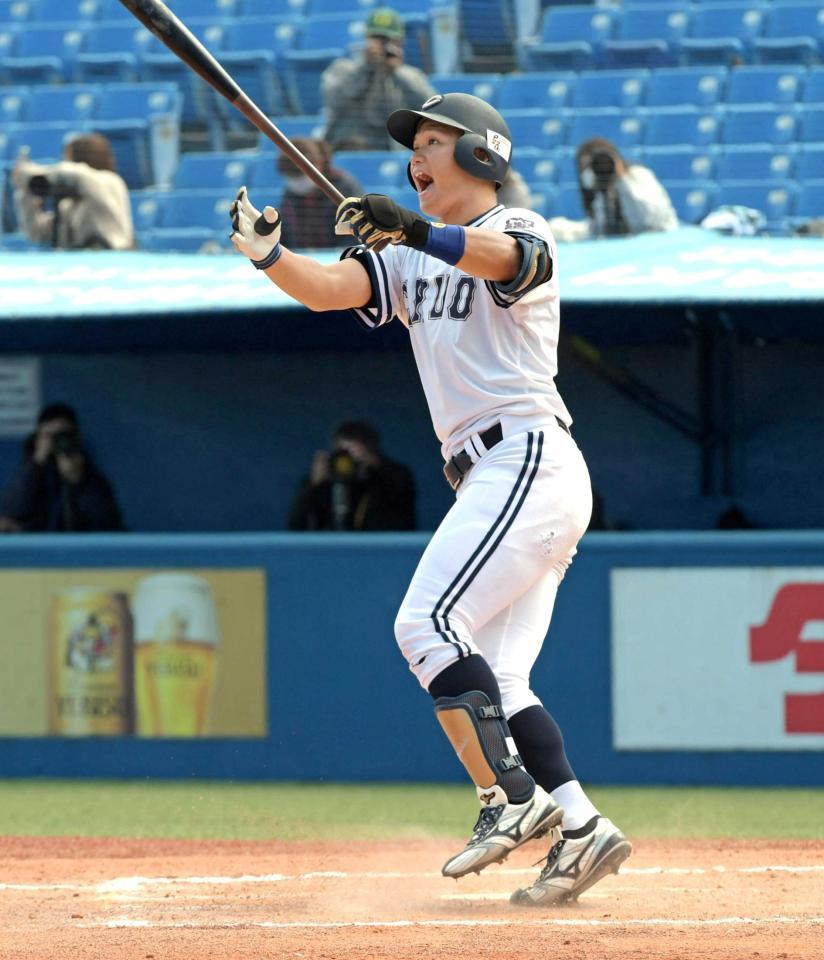 　左越え本塁打を放つ中大時代の森下