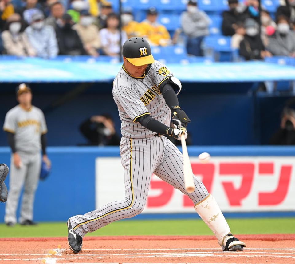 　１回、大山が先制の適時三塁打を放つ（撮影・堀内翔）