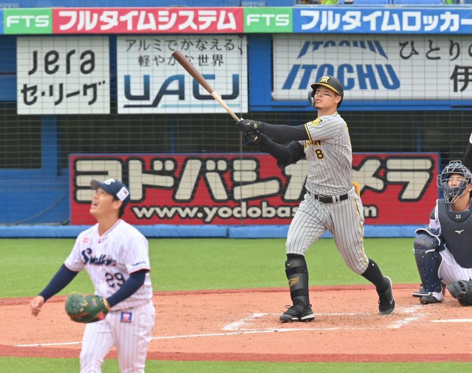 　３回、ソロを放つ佐藤輝（撮影・西岡正）