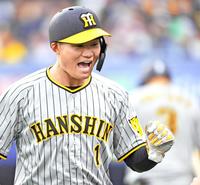 　８回、小幡の適時内野安打で二塁から生還した森下（撮影・中田匡峻）