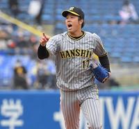 　４回、打球の方向を指さす青柳（撮影・堀内翔）