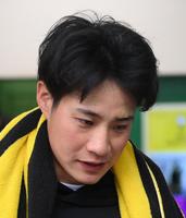 　左目上に創膏を張って練習を行った木浪（撮影・堀内翔）