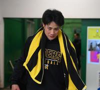 　左目上に創膏を張って練習を行った木浪（撮影・堀内翔）