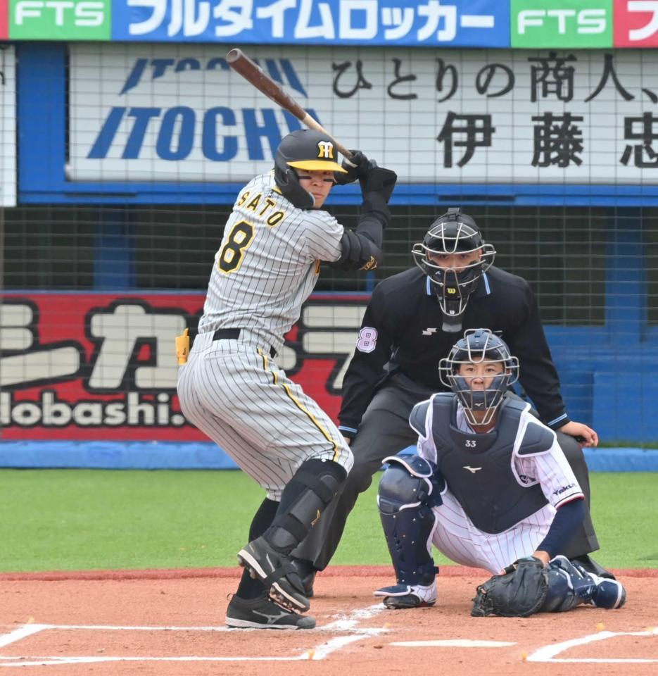 　１回、打席で足を上げる佐藤輝