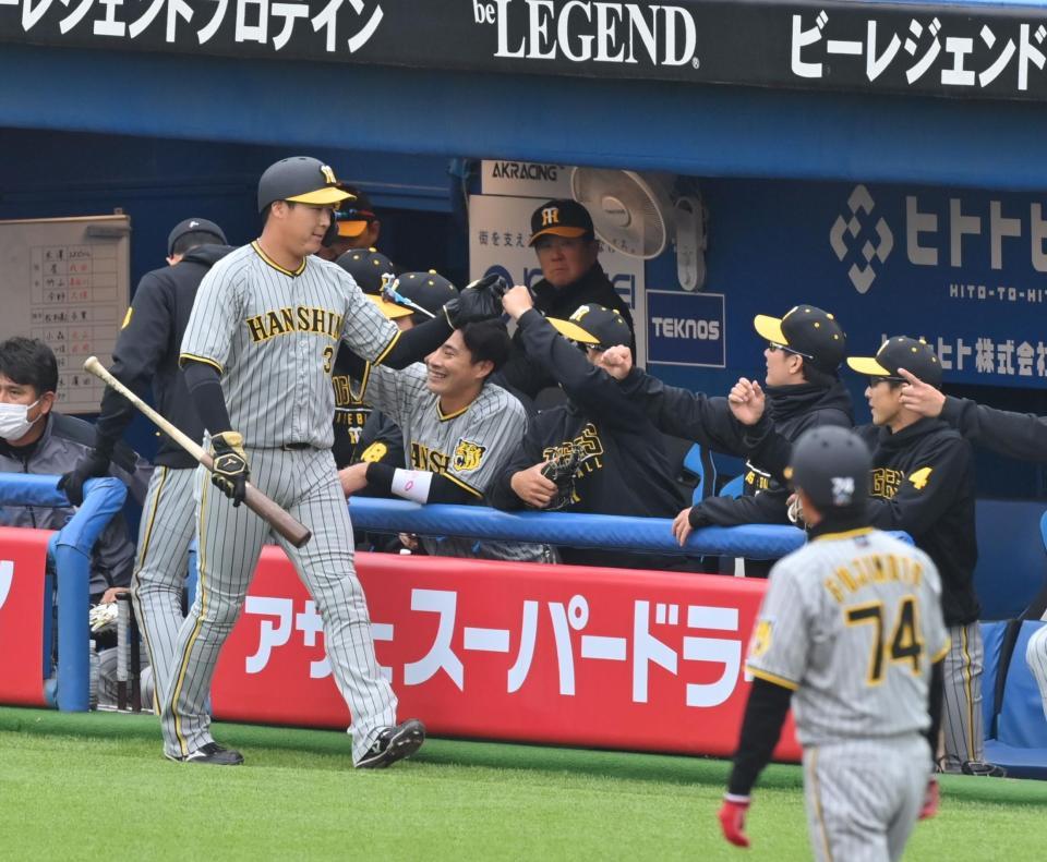 　１回、佐藤輝の適時打で生還し、ナインとタッチを交わす大山（撮影・西岡正）