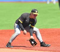 　ノックを受ける佐藤輝（撮影・中田匡峻）