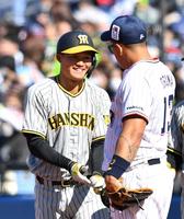 　６回、左前打を放った森下（左）は塁上でオスナに話しかけられ笑顔を見せる（撮影・中田匡峻）