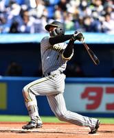 　６回、左前打を放つ森下（撮影・中田匡峻）