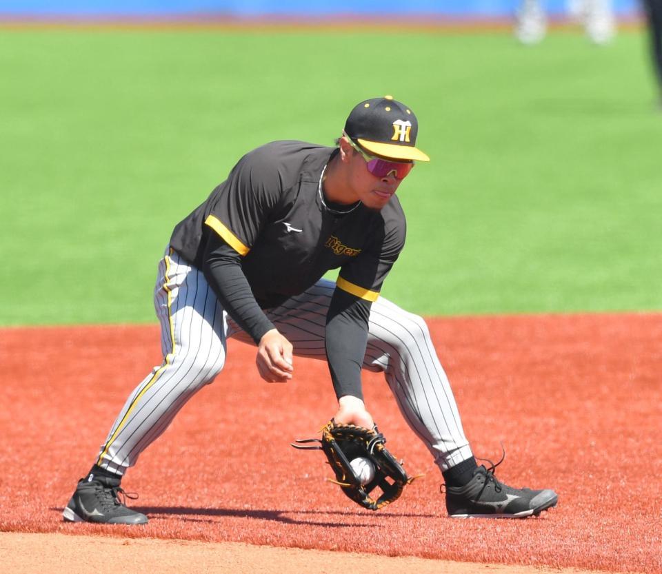 　ノックを受ける佐藤輝（撮影・中田匡峻）