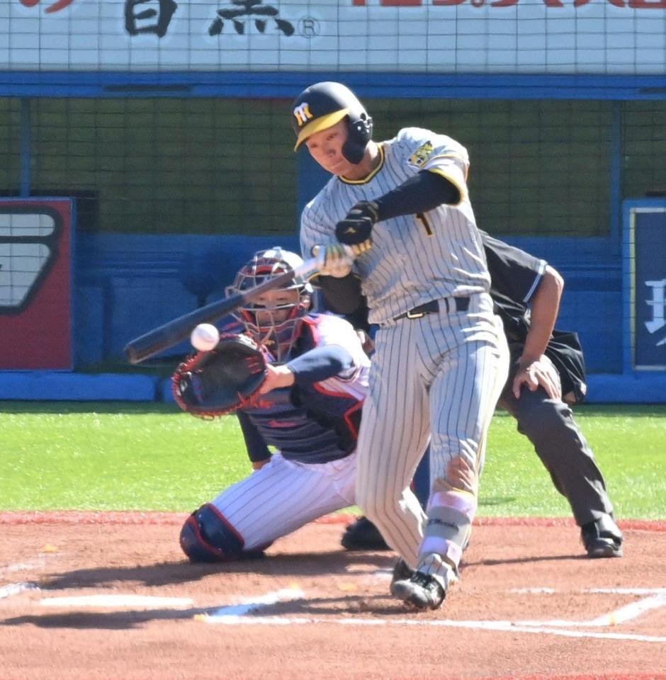 　６回、左前打を放つ森下（撮影・西岡正）