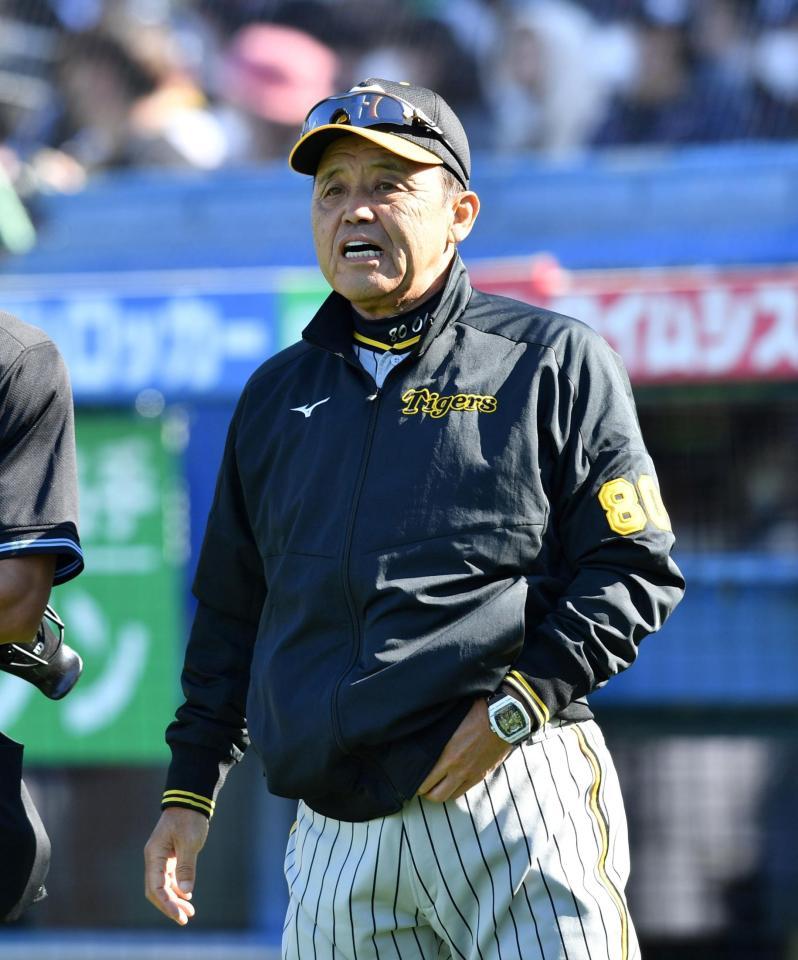 　６回の攻撃を終え、選手交代を告げる岡田監督（撮影・中田匡峻）