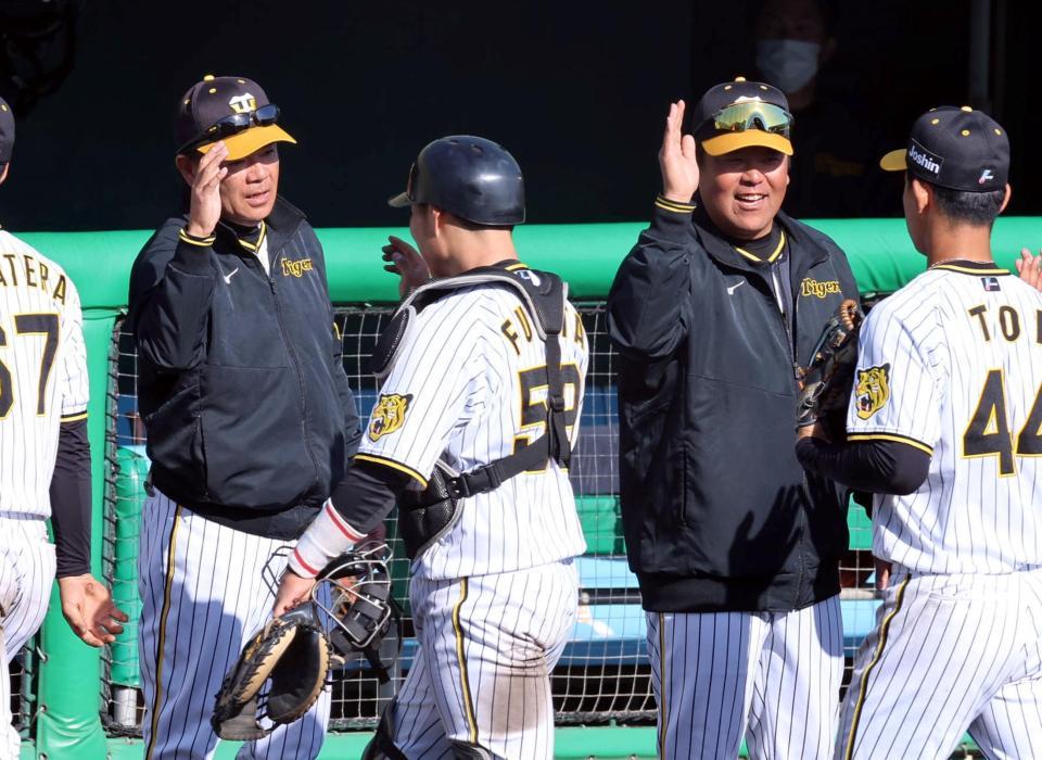 　広島に勝利し、ナインを迎える和田２軍監督（左端）＝撮影・山口登