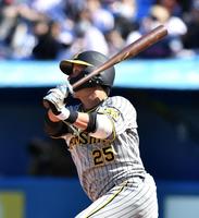 　１回、二塁打を放つ渡辺諒（撮影・中田匡峻）