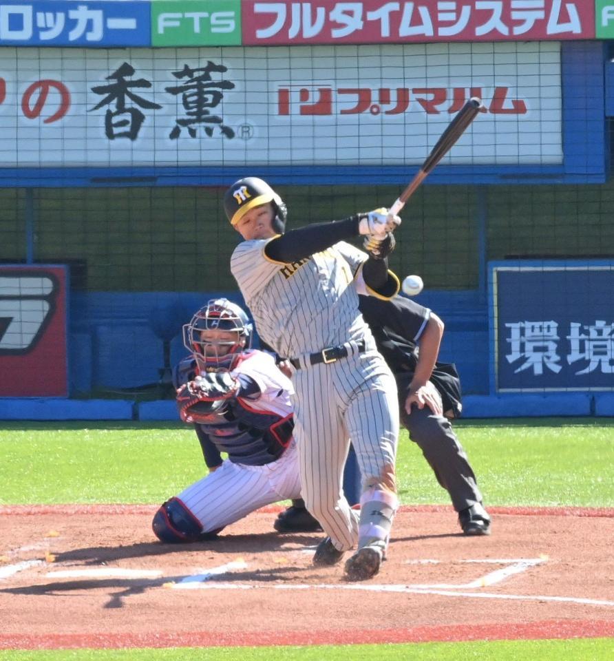 　６回、左前打を放つ森下（撮影・西岡正）