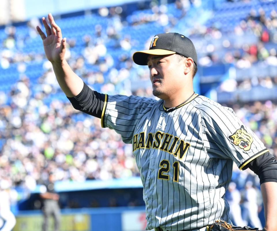 　ベンチ前でキャッチボールを行い、マウンドに向かう秋山（撮影・中田匡峻）