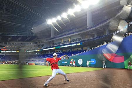 　ローンデポ・パークでキャッチボールする湯浅（撮影・吉澤敬太）