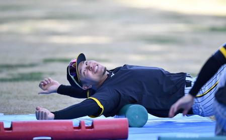 　リラックスした表情を見せる佐藤輝