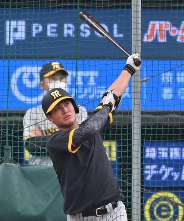 　打撃練習で柵越えする西純（撮影・西岡正）