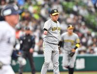 　１回、陽川（左）を投ゴロに抑えた西勇（撮影・中田匡峻）
