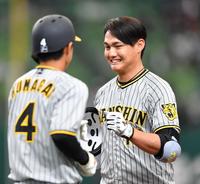 　３回、投手強襲の安打を放った西純（右）は代走に熊谷が送られた（撮影・中田匡峻）