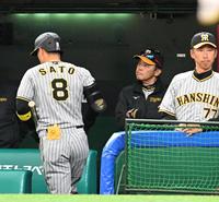 　９回、空振り三振に倒れた佐藤輝に厳しい表情の岡田監督（撮影・金田祐二）