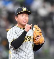 　７回、陽川を二飛に打ち取り、２アウト目を奪った村上（撮影・中田匡峻）