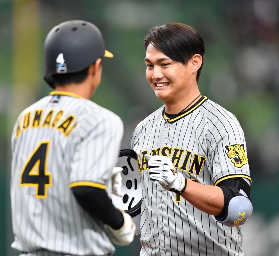 　３回、投手強襲の安打を放った西純（右）は代走に熊谷が送られた（撮影・中田匡峻）