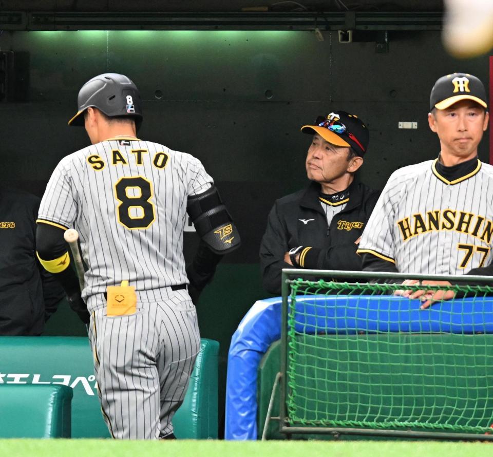 　９回、空振り三振に倒れた佐藤輝に厳しい表情の岡田監督（撮影・金田祐二）