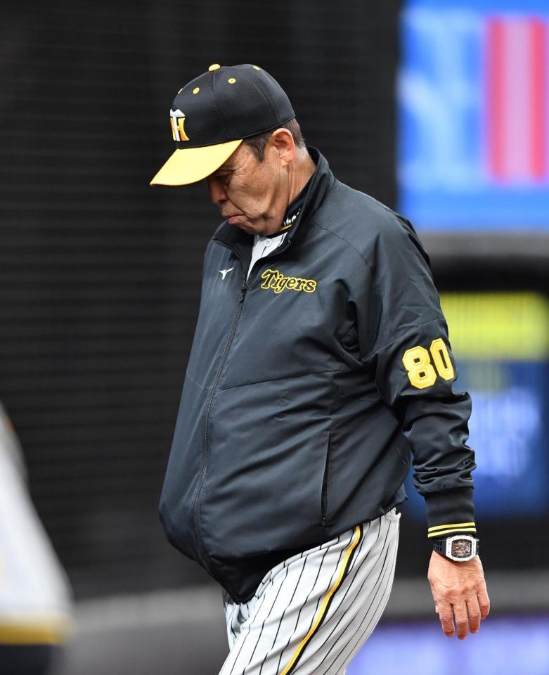 　８回、選手交代を告げベンチに戻る岡田監督（撮影・中田匡峻）