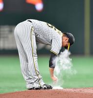 　５回、中田に適時二塁打を浴び、ロジンを付ける西純（撮影・中田匡峻）