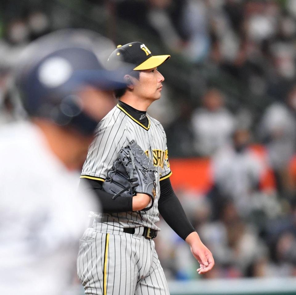 　８回、仲三河（手前）にソロを浴びた岩崎（撮影・中田匡峻）