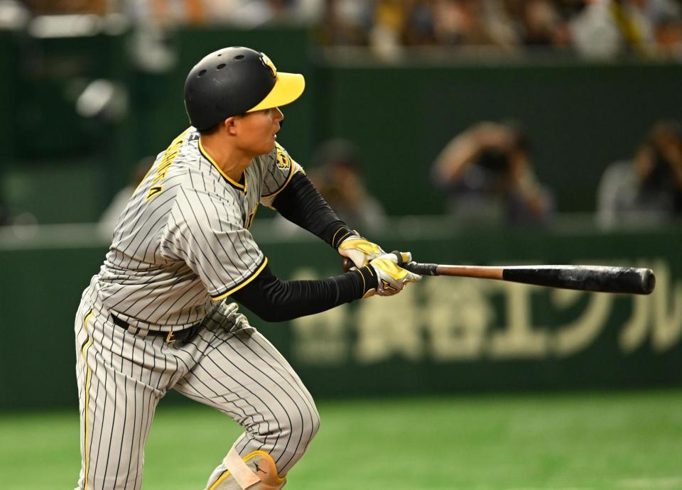 　５回、左中間にソロを放つ森下（撮影・金田祐二）