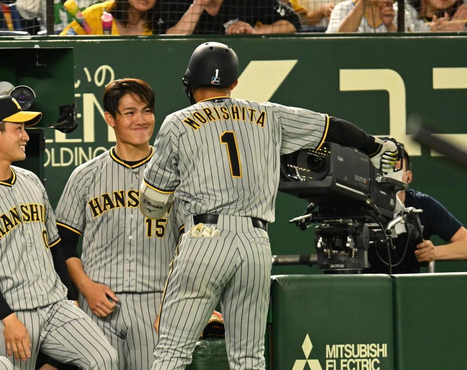 　５回、左中間にソロを放った森下を迎え笑顔の西純（撮影・金田祐二）