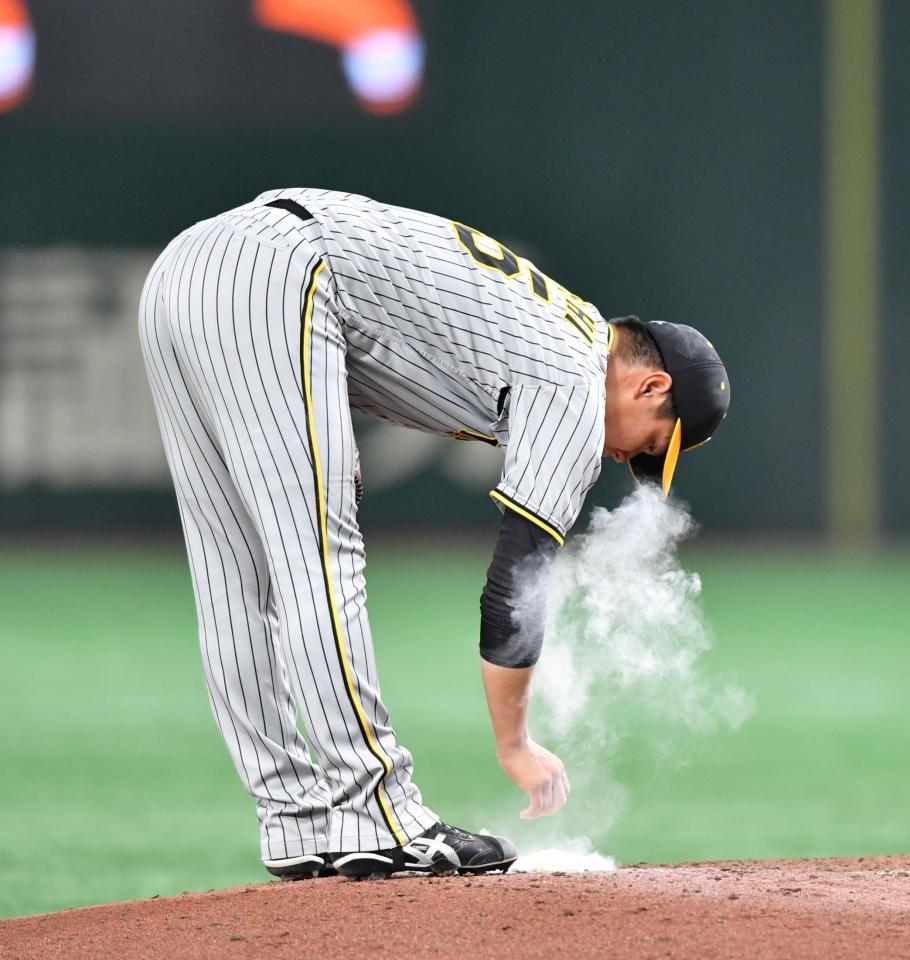 　５回、中田に適時二塁打を浴び、ロジンを付ける西純（撮影・中田匡峻）