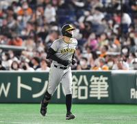 　９回、併殺打に倒れた佐藤輝（撮影・中田匡峻）